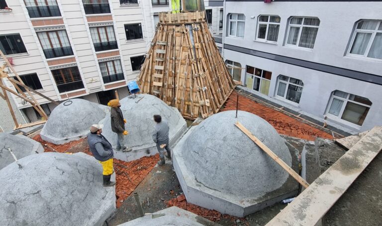 İstanbul Bahçelievler Nur Cami Çelik Minare